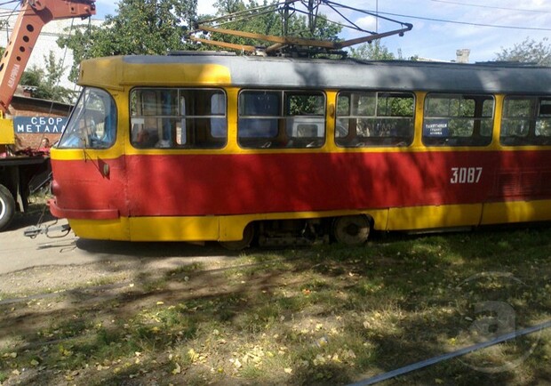 Трамвай сошел с рельсов. Фото: mediaport.ua.