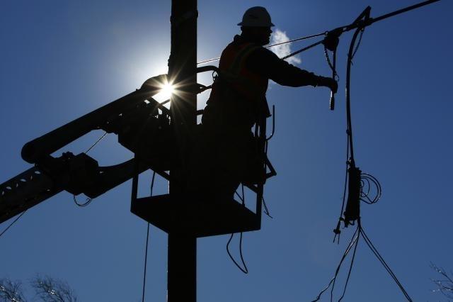 Рабочие продолжают ремонтировать линии электропередач. Фото: ecocollaps.ru.