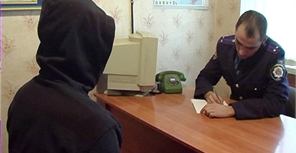 Мужчину пригласили для дачи показаний по делу о незаконном обороте наркотиков.Фото с сайта ГУ МВД Украины в Харьковской области. 