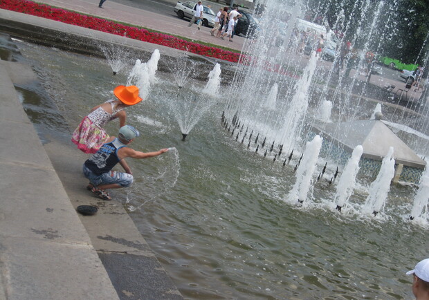 Харьковчане облюбовали фонтаны. Фото из архива "В городе".
