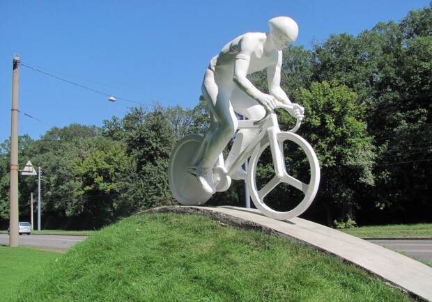 Памятник велосипедисту - фото
