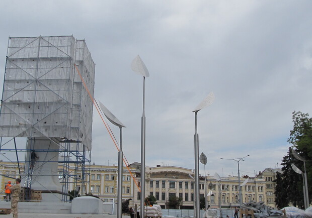 Памятник на площади Конституции готовят к открытию. Фото: "В городе".