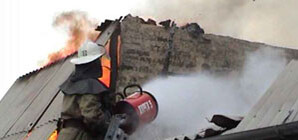 Харьковские МЧСники спасли людей из-под горящей крыши