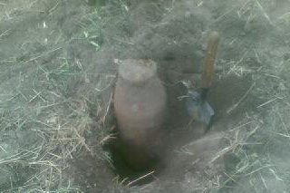 МЧСники идентифицировали найденный предмет, как авиационная бомба ФАБ-100. Фото с сайта ГТУ МЧС Украины в Харьковской области.