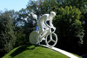На Белгородском шоссе появилась скульптура велосипедиста. Фото с сайта Харьковского горсовета.