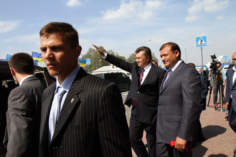 В город прилетел Янукович. Фото: vecherniy.kharkov.ua.