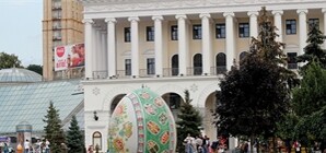 Неизвестные пытались украсть огромную писанку на Майдане