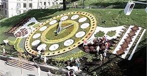 Цветочные часы на Майдане преобразились ко Дню Независимости