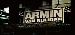 Armin van Buuren в Одессе прыгал с украинским флагом, а его фанаты плясали под дождем и раздевались до трусов