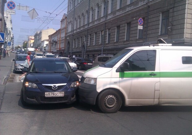 На Сумской столкнулись два автомобиля. Фото: 057.ua.