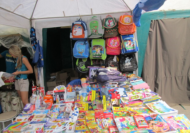 На площади Свободы идет торговля школьными принадлежностями. Фото Ольги ЧЕБОДАЕВОЙ.