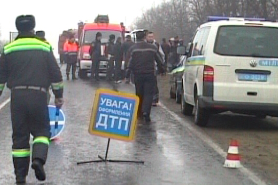 Обстоятельства ДТП выясняют правоохранительные органы. Фото с сайта ГТУ МЧС Украины в Харьковской области.