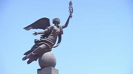 Наш памятник как две капли воды похож на скульптуру Свободы в Бишкеке. Фото: tengrinews.kz.