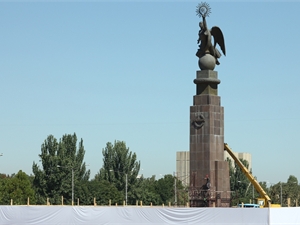 Так выглядел памятник Свободы в столице Киргизии. Фото из архива КП и с сайта kloop.kg