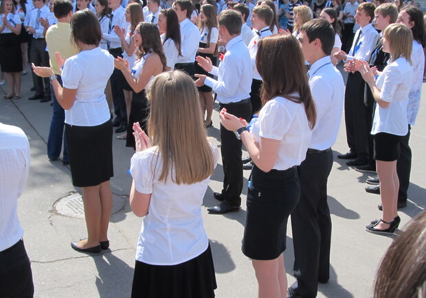 Завтра 100 тысяч харьковских школьников услышат первый звонок. Фото: "В городе".