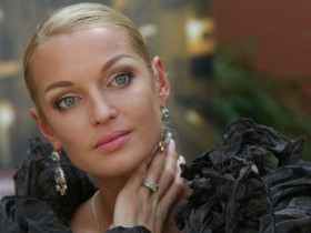 Волочкову застукали в Крыму за романтическим ужином с молодым танцором