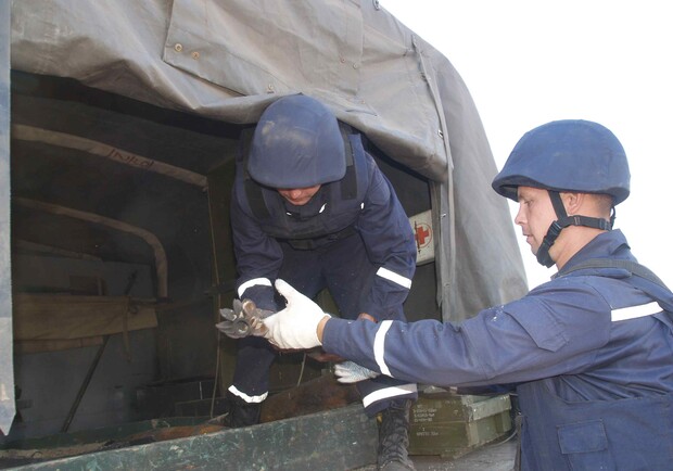 МЧСники вывезли все взрывоопасные предметы в специально отведенное место. Фото с сайта ГТУ МЧС Украины в Харьковской области.
