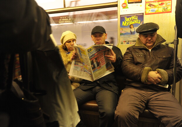 Харьковчане рассказали, чем они занимаются пока едут в вагонах метро. Фото из архива "КП".