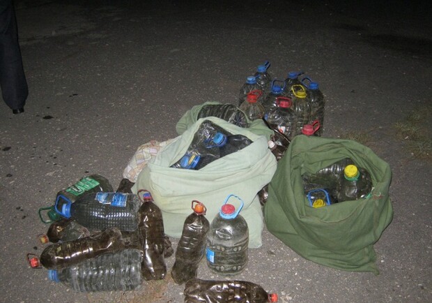 Насвай ранился в пластиковых бутылках. Фото пресс-службы Харьковской областной таможни.