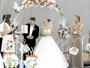 Выездные церемонии экономят молодым затраты на переезд гостей из загса в ресторан. Фото с сайта renuar.com.ua