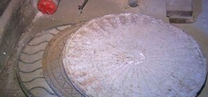 Харьковчане среди бела дня воруют канализационные люки