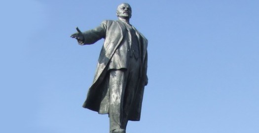 За памятником Ленину установят аллею ученых.Фото: mig.com.ua.