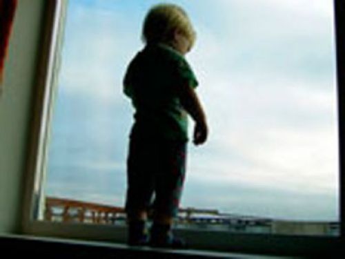 Из окна выпал ребенок. Фото: litsa.com.ua.
