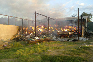 На частном дворе горели корма. Фото с сайта ГТУ МЧС Украины в Харьковсой области.