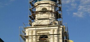 В Святогорском храме восстановили часы, показывающие время по-разному