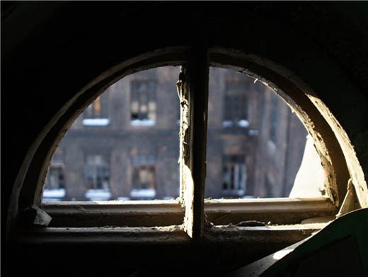 Мужчина выбросился из окна. Фото: spb.aif.ru.