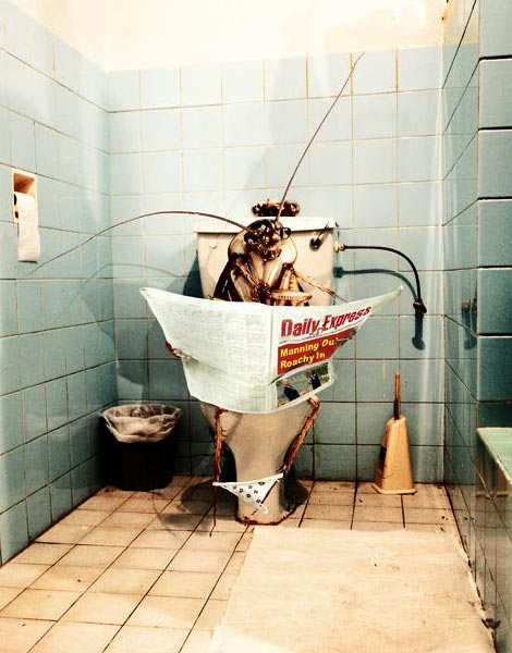 В туалетах харьковчане читают довольно интересные тексты. Фото: water-closet.narod.ru.
