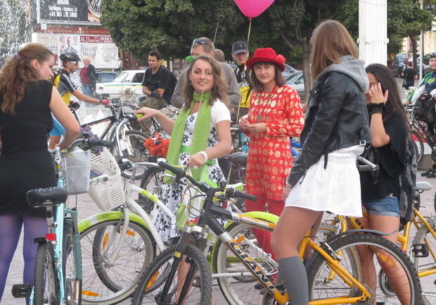 В Харькове прошел парад велодевочек.