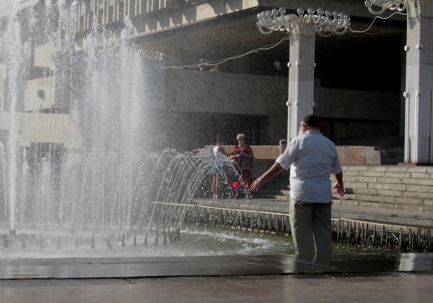 Мужсина питается энергией воды. Фото: "В городе".