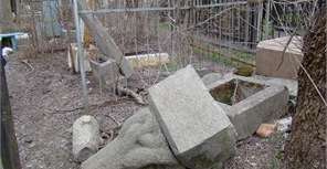 Однажды школьник решил на кладбище разыскать металлические предметы. Фото bimp.com.ua.