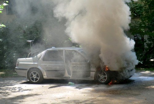 На Харьковщине загорелся автомобиль. Фото: kremenchug.ua.