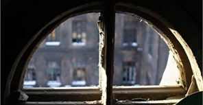 Парень выбросился из окна. Фото: spb.aif.ru.