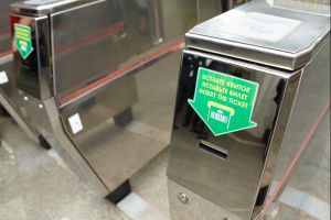 Валидаторы, которые установлены на станциях для прохода в метро, переделывать не будут. Фото с сайта Харьковского горсовета.