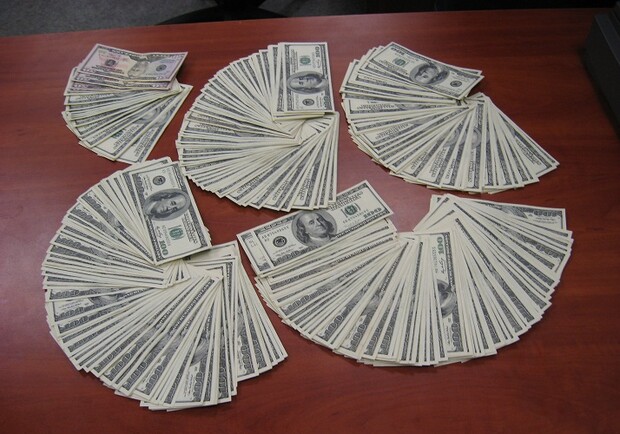 Таможенники отобрали у турка 42 тысячи долларов . Фото пресс-службы Харьковской областной таможни.
