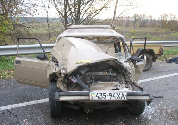 Водитель автомобиля погиб на месте. Фото: ГАИ ГУМВД Украины в Харьковской области.
