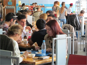 В культовом «Бункере» есть еда на любой вкус и кошелек, самые скромные угощаются гречневым супом за 3 гривны. Фото автора