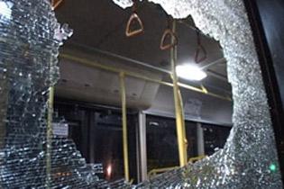 Неизвестный мужчина с палкой и разбил стекло автобуса «МАН», который ехал по маршруту № 304 Фото с сайта ГУ МВД Украины в Харьковской области.