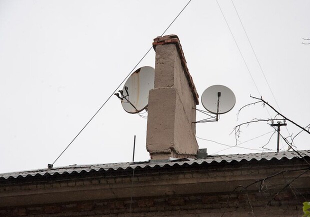 Коммунальщики выявляют спутниковые тарелки, незаконно установленные на крышах домов. Фото с сайта Харьковского горсовета.