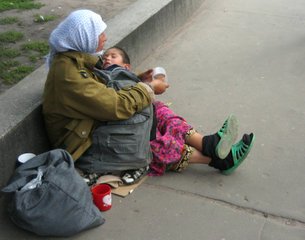 Женщина заставляла попрошайничать ребенка. Фото: demiart.ru.