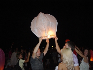 Сообщество почитателей небесных огней собирается на Нетеченской набережной. Фото из социальных сетей. 