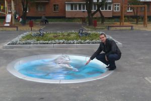 Во дворе на Полтавском шляхе появился 3-D бассейн с дельфином. Фото с сайта Харьковского горсовета.