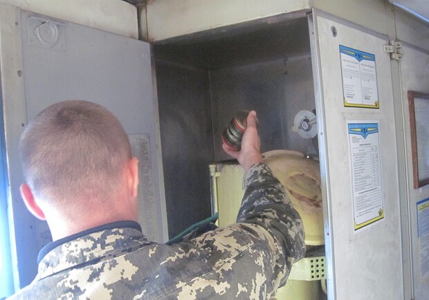 Харьковские таможенники изъяло контрабандную икру. Фото пресс-службы Восточного регионального управления погранслужбы.