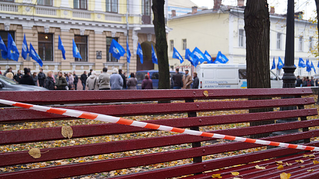 По случаю приезда Азарова запретят сидеть на лавочках. Фото: «Главное».