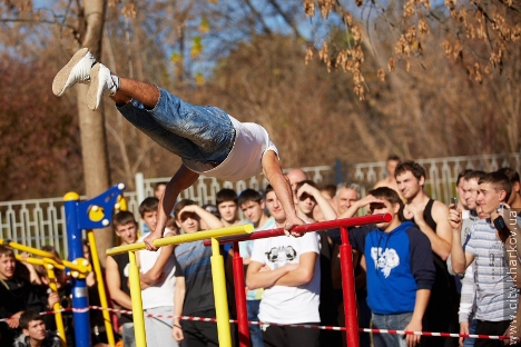 В Саржином Яру прошли соревнования по уличной гимнастике. Фото с сайта Харьковского горсовета.