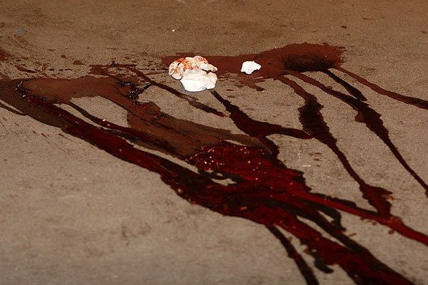 На мете происшествия видны следы крови. Фото: aksakal.info.