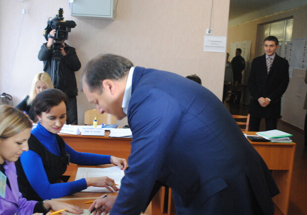 Михаил Добкин уже проголосовал на этих выборах. Фото Алексея БИТНЕРА.